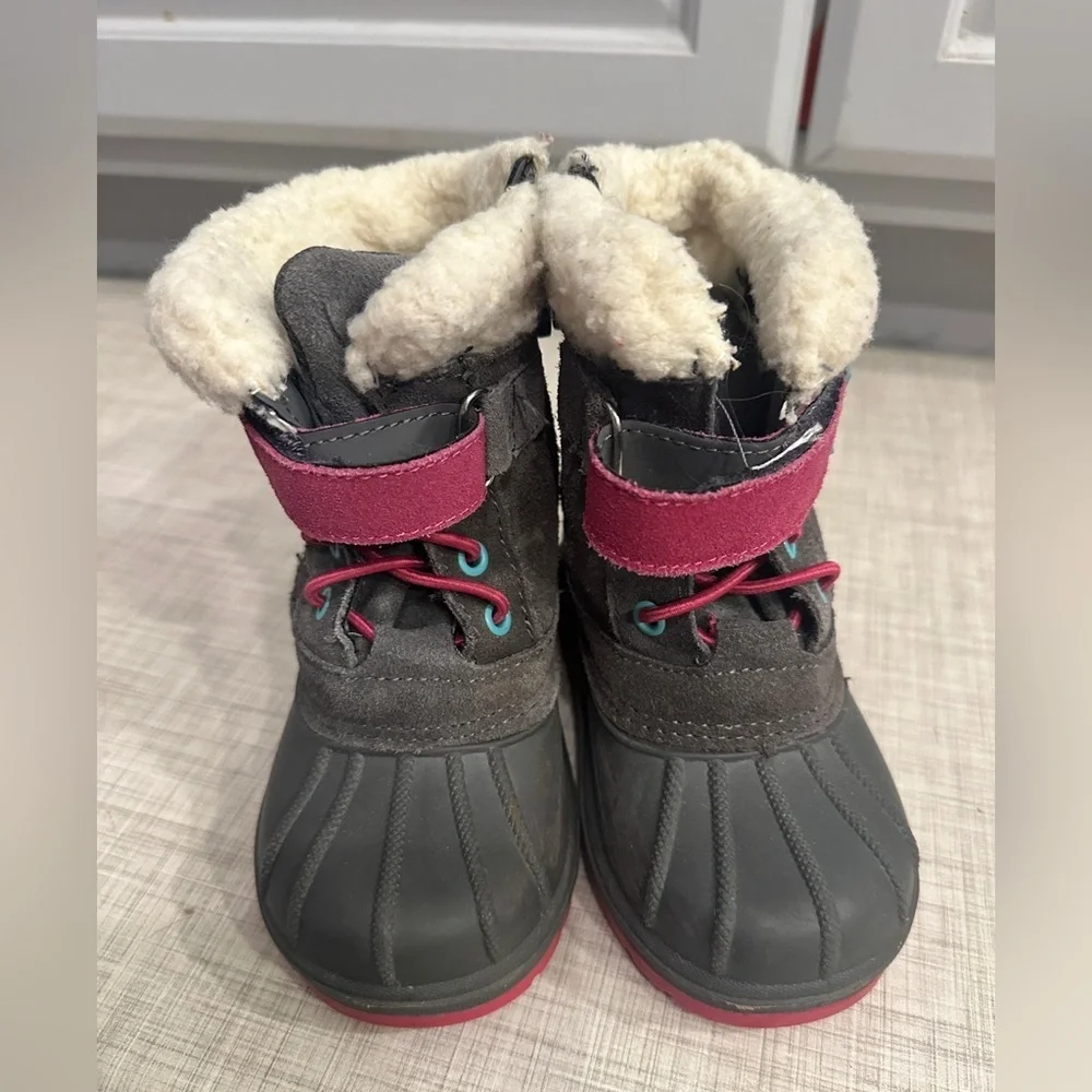 Cat and jack snow boots size 7